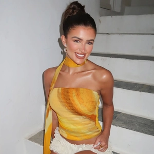 Haut tube tie-dye jaune à la mode avec écharpe assortie et mini-jupe en dentelle blanche