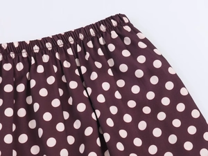 Detail eines burgunderroten Punktrockes mit elastischem Bund und hochwertiger Naht