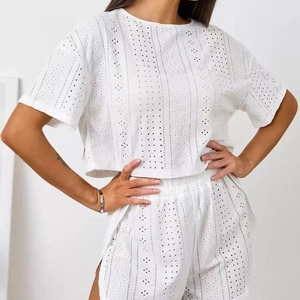 Ensemble d'été deux pièces pour femmes avec broderie anglaise blanche et short