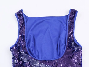 Dettaglio della scollatura a U sulla schiena di un abito da sera blu con paillettes