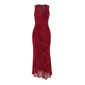 Détail de la maille rouge vin à fleurs sur une robe sans manches ajustée avec col en V