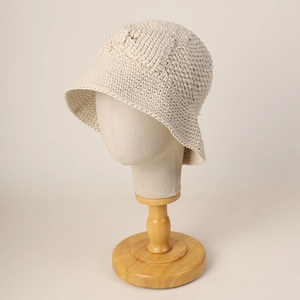 Vue détaillée du chapeau cloche au crochet en coton avec texture tricotée et bordure souple