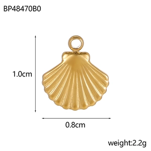 Vue détaillée d'un pendentif coquillage doré mesurant 1,0cm sur 0,8cm et pesant 2,2g
