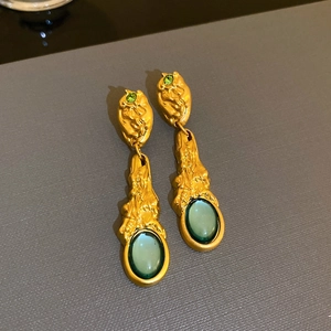 Barock Ohrringe im Vintage-Stil mit goldenem Strukturmetall und grünen Edelstein-Details.