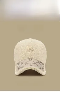 Vue détaillée de la casquette baseball en polaire crème avec broderie lettre R