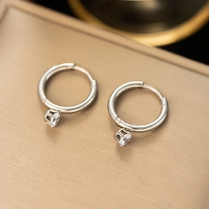 Elegante Creolen in Silber mit einem klassischen, vierzackigen runden Zirkonia-Anhänger