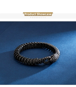 Detailansicht eines vintage Herren-Gliederarmbands aus Edelstahl im Schlangenschuppen-Design
