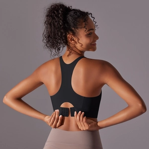 Détail du soutien-gorge de sport montrant le dos nageur avec découpe et agrafes réglables