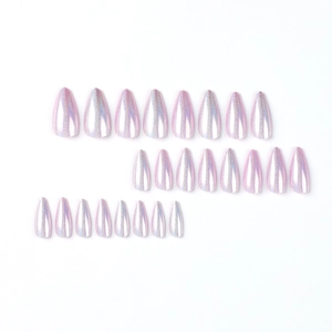 Faux ongles violets scintillants avec effet aurore holographique forme amande longue