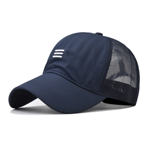 Dettaglio cappello traspirante blu navy con rete e strisce bianche per esterno