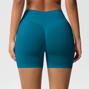 Détail du short de fitness bleu paon sans couture avec taille en V et texture côtelée fine