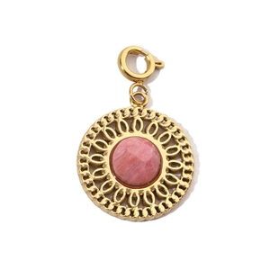 Dettaglio di un pendente a fiore solare in acciaio dorato con quarzo rosa e moschettone