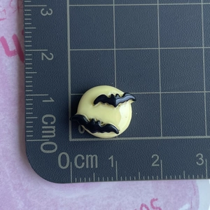 Mini Halloween resin charms featuring 3D black bats with a 1.5cm diameter scale reference