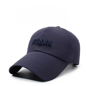 Détail de la broderie NY&JA 3D et des coutures sur la casquette de baseball