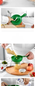 Dettaglio macro dell'imbuto da cucina verde scuro a bocca larga per alimenti e liquidi