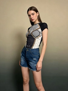 Short en jean taille haute ajusté avec bords effilochés et t-shirt imprimé color-block