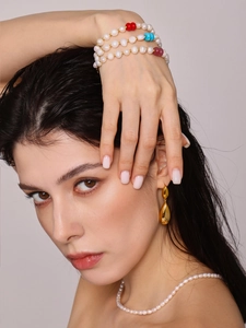 Détail d'un bracelet de perles d'eau douce à plusieurs rangs avec perles colorées
