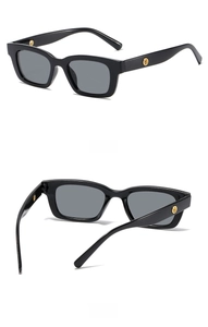 Seiten- und Rückansicht der Retro-Kinder-Sonnenbrille in Schwarz mit Goldakzenten