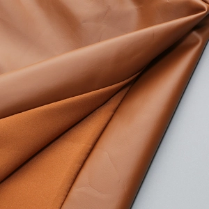 Vue détaillée montrant la texture du similicuir marron et la doublure en fibre douce