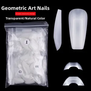 Dettaglio di 504 pezzi di unghie finte geometriche nei colori trasparente e naturale