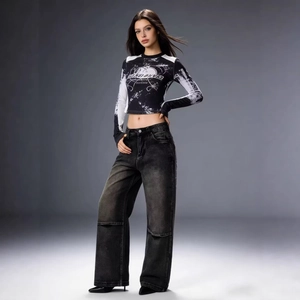 Vintage verwaschene schwarze Jeans mit weitem Bein, Flügelprint und langärmligem Crop-Top