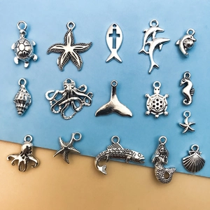 Detalle de 15 colgantes tema océano en plata antigua para la creación de joyería
