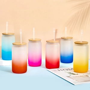 Detail von 12oz gefrosteten Sublimationsgläsern mit Bambusdeckeln und farbigen Gradienten