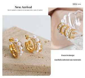 Gros plan détaillé des boucles d'oreilles dorées en C avec perles et strass pavés