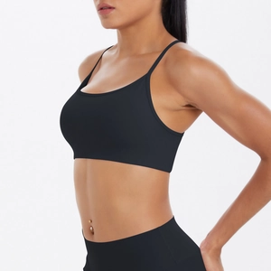 Détail d'un brassière de sport noire à fines bretelles et col en U pour le fitness