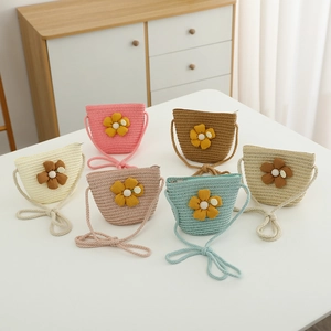 Set aus geflochtenen Kinder-Strohtaschen mit Stoffblumen in sechs Pastellfarben