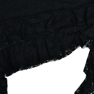 Détail de dentelle noire florale délicate avec volants superposés sur une robe