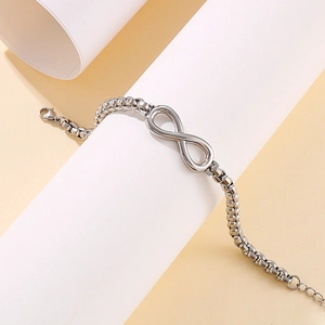 Bracelet infini en acier inoxydable argenté pour femme sur un fond bicolore minimaliste