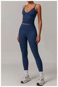 Detail of navy blue high-waist yoga set with V-neck sports bra and stretchy leggings