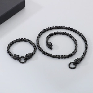 Détail macro de chaîne byzantine noire avec fermoir crâne pour parure punk homme