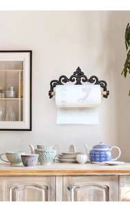 Detailansicht eines vintage Papierrollenhalters aus Gusseisen und Holz an der Wand