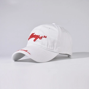 Nahaufnahme weiße Baumwoll-Basecap mit roter Always 3D-Stickerei und Schirmdetails