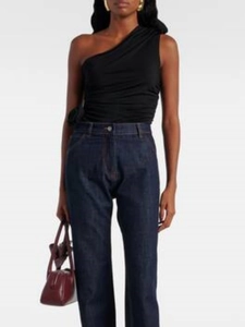 Schmal geschnittenes schwarzes One-Shoulder-Top mit Raffung und dunkelblauer Jeans