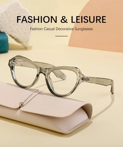 Dettaglio degli occhiali da sole cat-eye olive con custodia magnetica in pelle