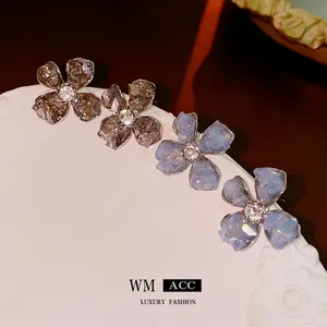 Eleganti orecchini a lobo floreali in cristallo grigio fumo e azzurro con diamanti