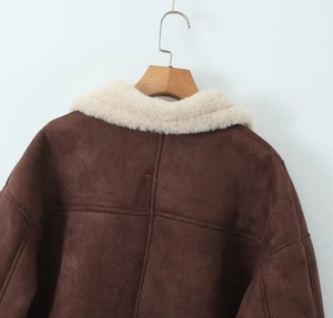 Détails d'une veste en daim marron avec col en peau de mouton et coutures à l'arrière