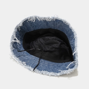 Chapeau bob en denim bleu foncé avec bords effilochés et cordon de serrage réglable
