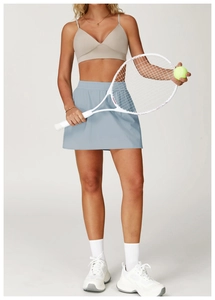 Dettaglio della gonna da tennis celeste con ampia fascia elastica e pantaloncino interno