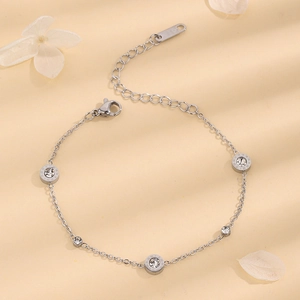 Bracelet en acier argenté avec charms chiffres romains et pierres de zircon scintillantes