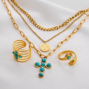 Edelstahl-Set aus Gold mit Türkis-Kreuz, San Benito Anhänger und modischen Ringen
