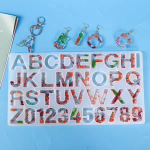 Detailansicht der Silikonform für Buchstaben und Zahlen mit Kunstharz-Trockenblumen