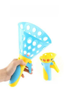 Dettaglio del lanciatore blu e del grilletto giallo per il gioco di lancio e cattura