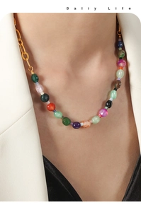 Détail du collier de perles en agate naturelle avec chaîne asymétrique dorée