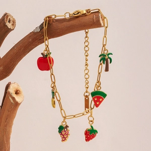 Vue détaillée du bracelet en plaqué or 18K avec breloques de fruits en émail coloré