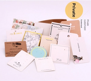 Variété de cartes d'affichage pour bijoux en marbre, kraft et matière givrée