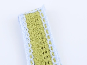 Vue macro détaillée de la texture du tricot au crochet avec bordures en dentelle bleu clair